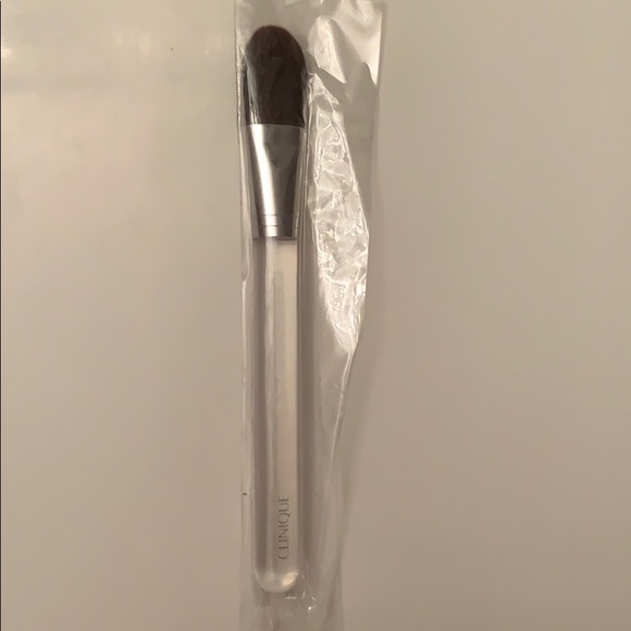 Clinique foundation brush and loose powder - Picture 2 of 5